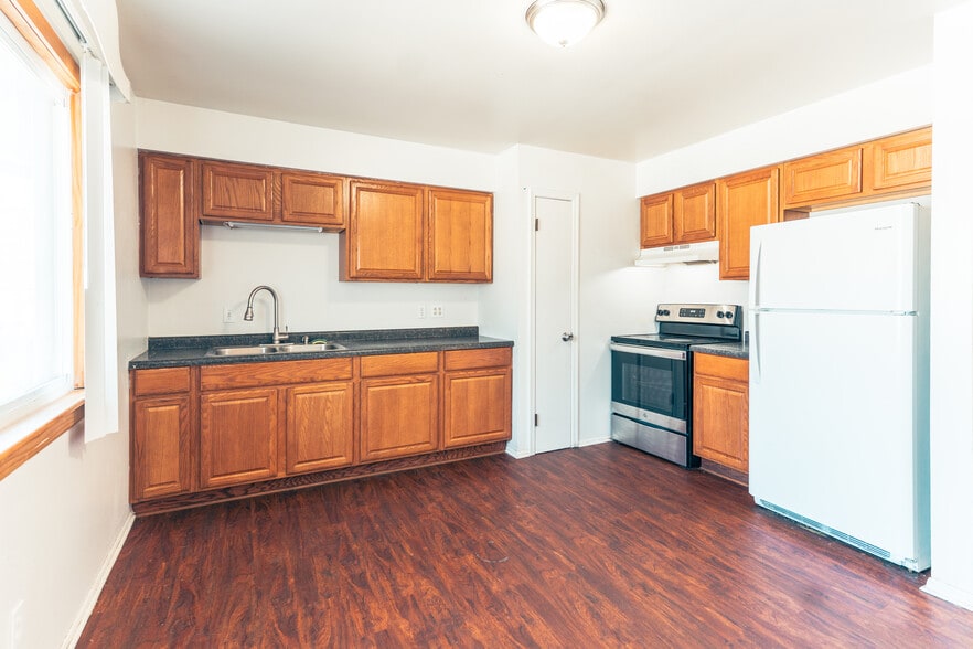 Building Photo - 1490 Brady Ave