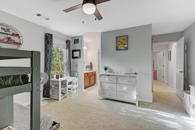 Building Photo - 1765 Hartwell Manor N