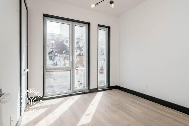 Building Photo - 923 Broadway