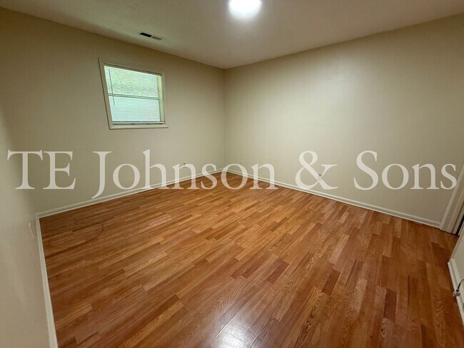 Building Photo - Comfortable Living with Included Utilities on Oakshire