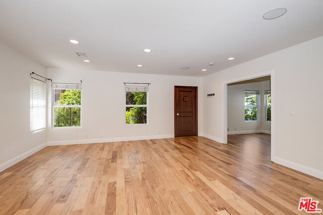 Building Photo - 15242 La Maida St