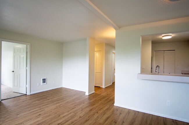 Building Photo - FREE RENT! Bright & Spacious 2-Bed/2 Bath ...