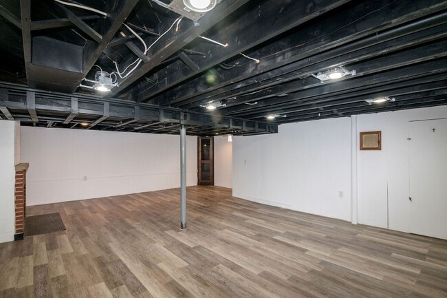 Building Photo - 1427 Woodland Dr