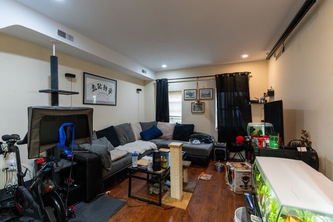 Building Photo - Beautiful 2 bedroom Bi level unit