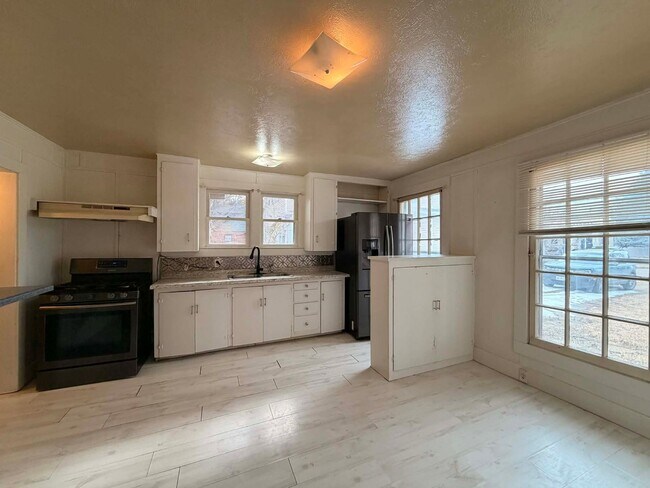 Building Photo - 1BR/1BA duplex in Joplin, MO with car shed, and extra room!!!