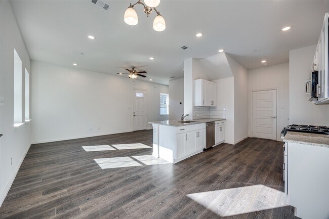 Building Photo - 2402 Ash Ln