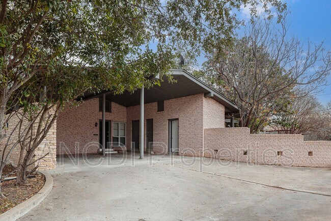 Building Photo - 16 Larkwood Ln