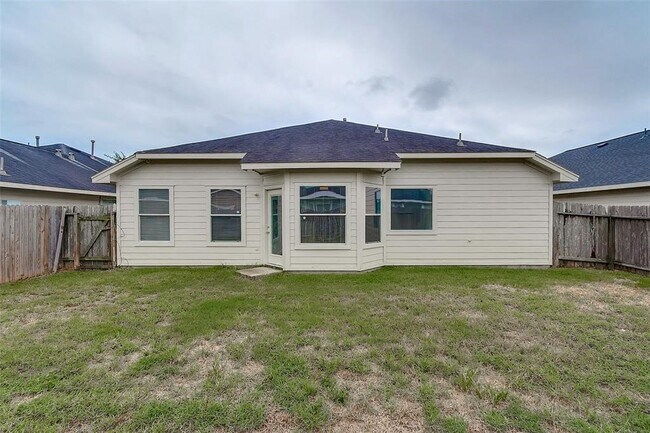 Building Photo - 19726 Cozy Cabbin Dr