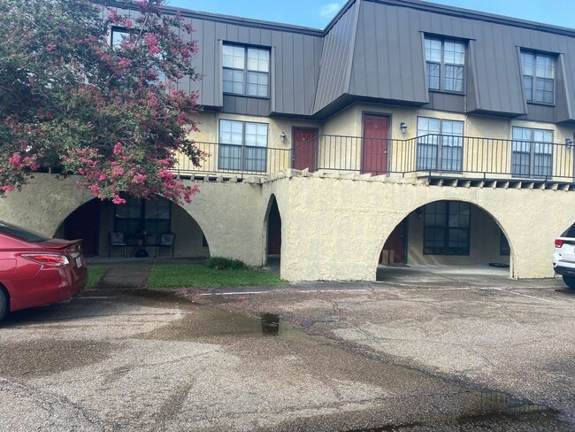 Building Photo - Beautiful Lake Plaza 1 Bedroom / 1 Bath Co...