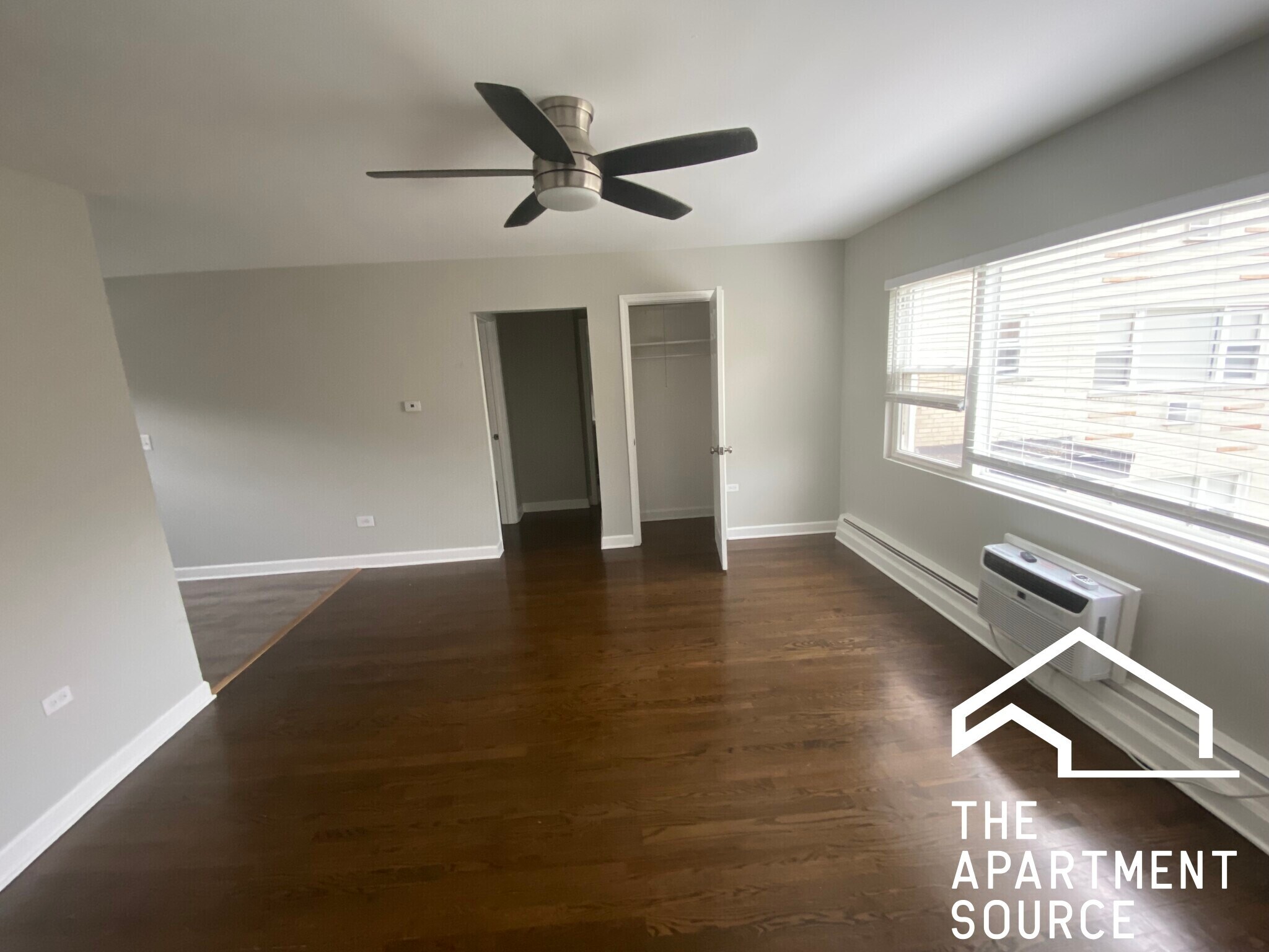 Building Photo - 1321 W Sherwin Ave