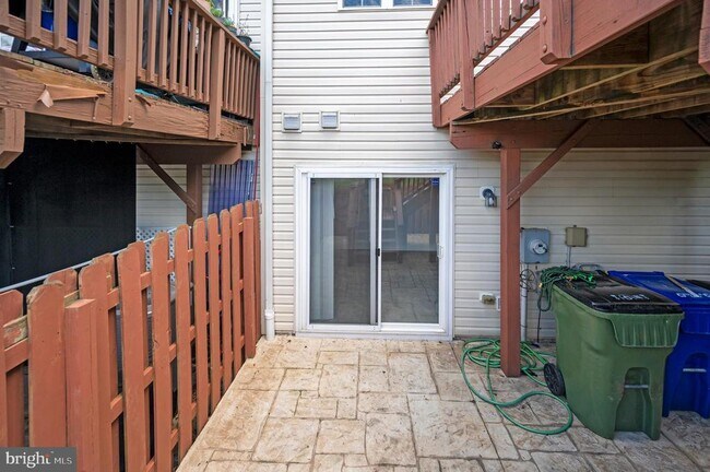 Building Photo - 104 Stingray Ct