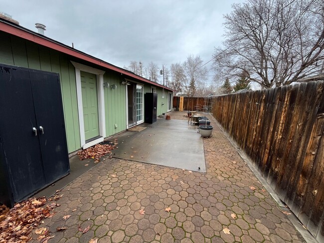 Building Photo - Single Level Home Close to Downtown Redmon...