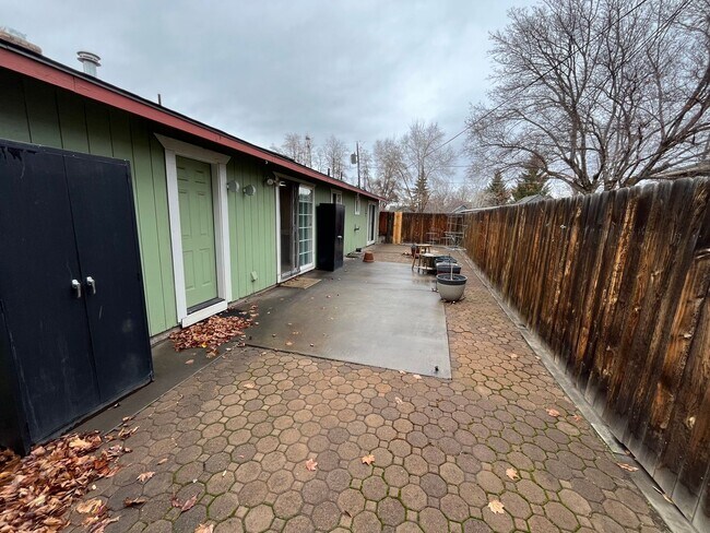 Building Photo - Single Level Home Close to Downtown Redmond - Yard Care Included