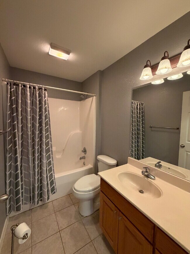 Building Photo - "Charming 3-Bedroom Summerbrooke home with 2 Full Baths with Fenced in, flat back yard”