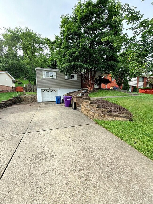 Building Photo - Spacious 3-Bedroom 1.5 - bathroom Home for...