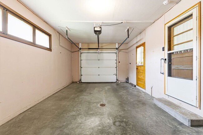 Building Photo - Remodeled 3-bedroom, 1-bath ranch with Attached Garage & Full Basement