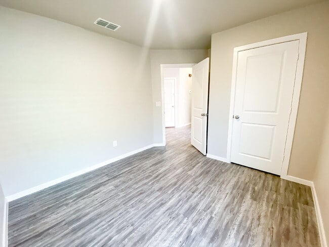Building Photo - Adorable, 3/2/1 duplex in North Lubbock!