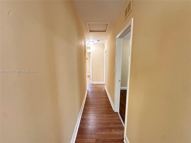 Building Photo - 1701 NW 14th Ct