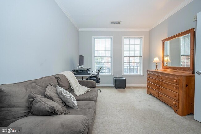 Building Photo - 300 W Elm St