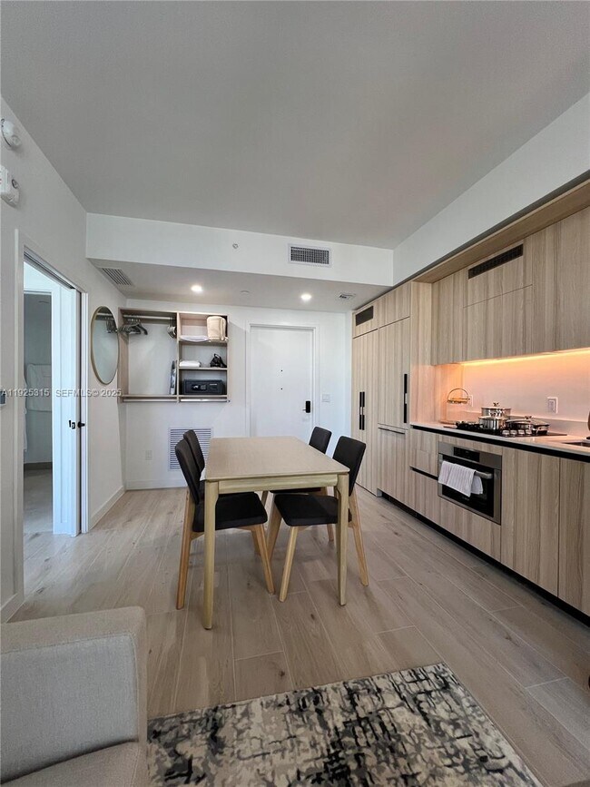 Building Photo - 225 N Miami Ave