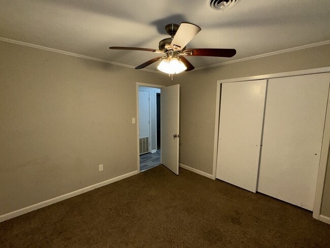 Building Photo - 827 Briarwood Dr