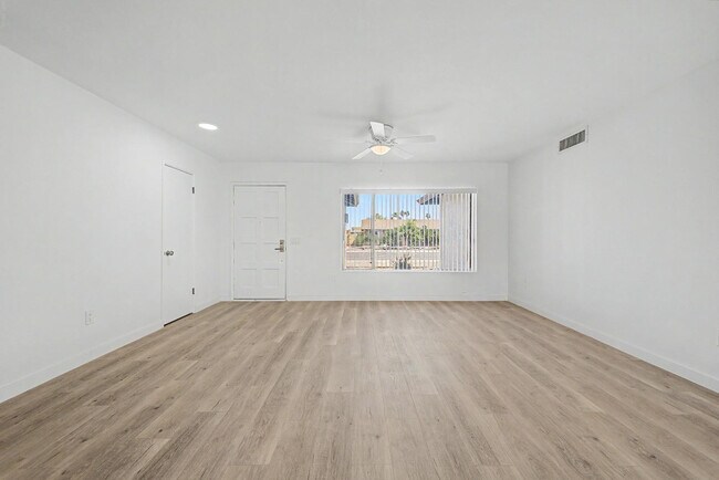 Building Photo - 935 W Santa Cruz Dr