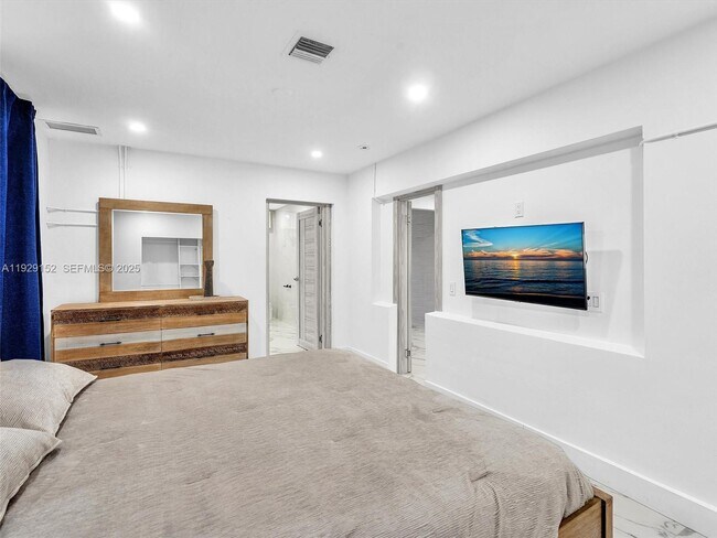 Building Photo - 440 SE 8th Ave