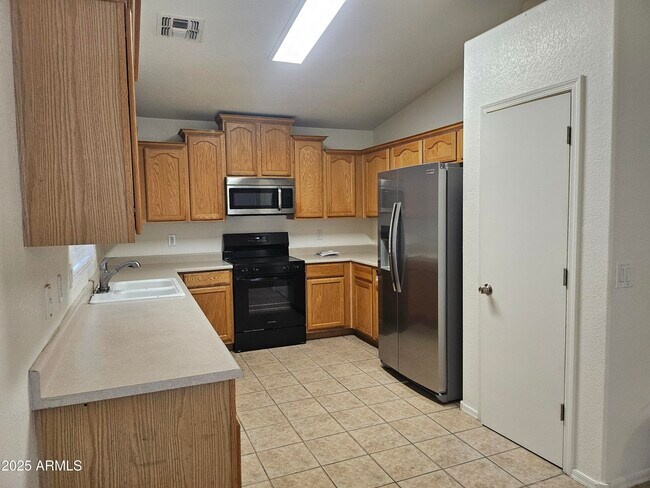 Building Photo - 825 E Lamonte St