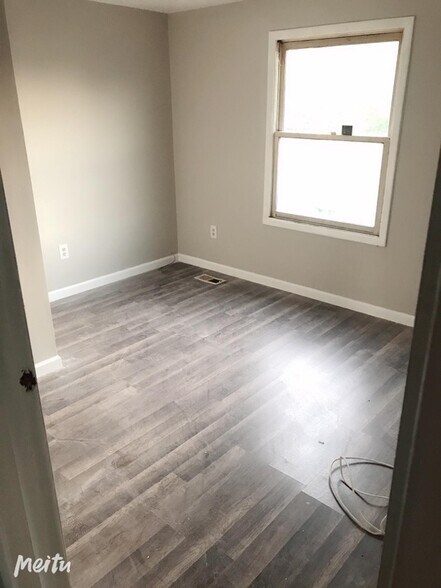 Building Photo - 42 Gladstone Ave