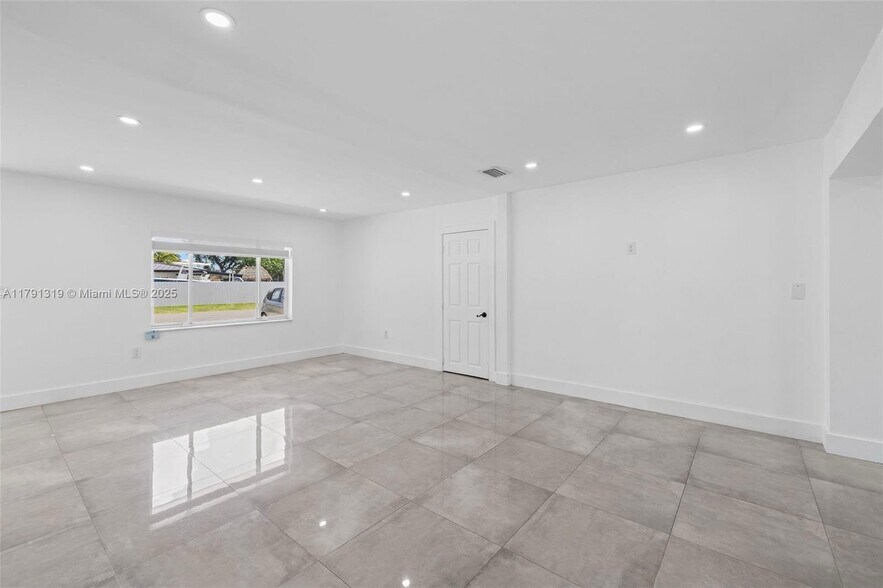 Building Photo - 6511 SW 31st St