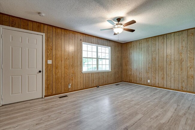 Building Photo - Updated 2-Bedroom Home Near Glenwood – $1,...