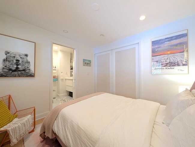 Building Photo - 332 York St