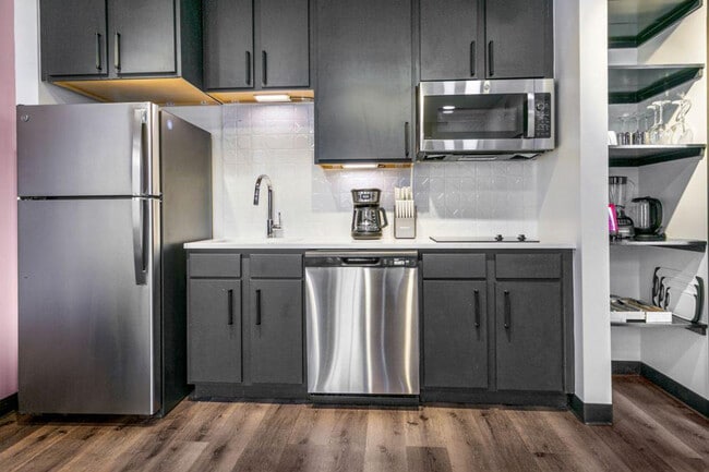 Building Photo - 611 Commerce St