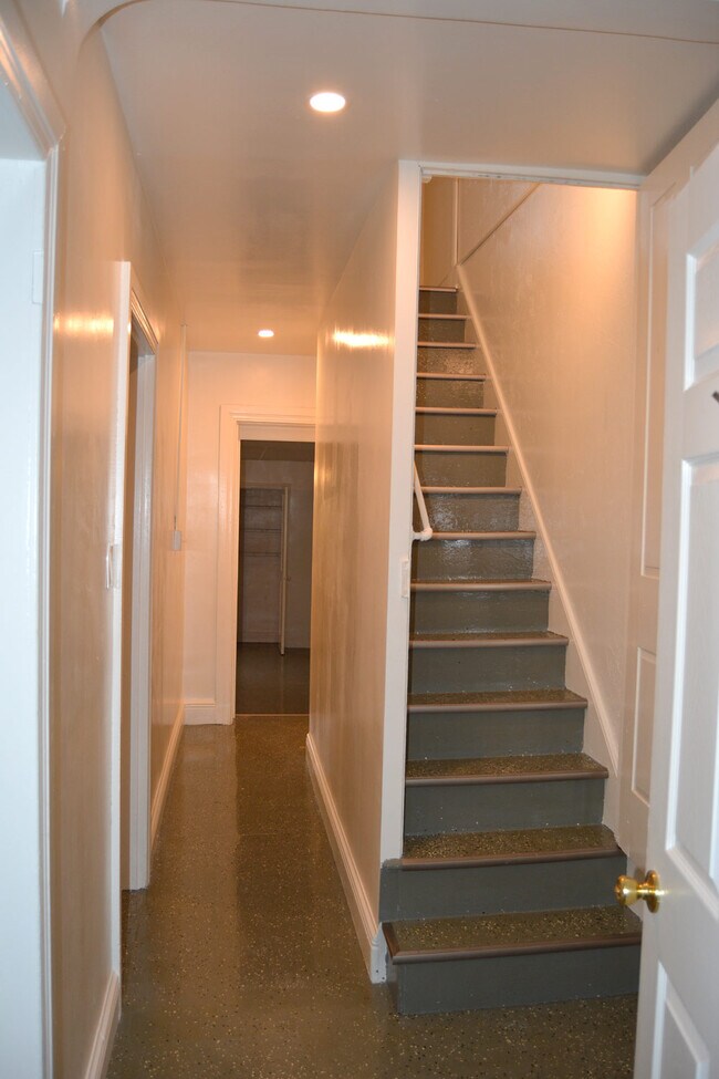 Building Photo - 445 W King St