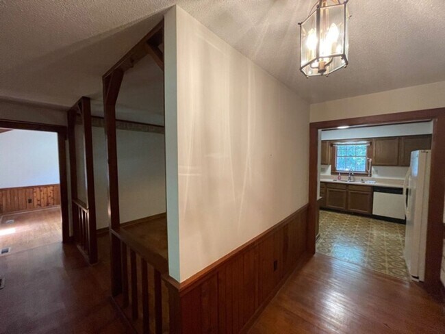 Building Photo - Wonderful ranch with inground pool!