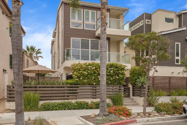 Building Photo - Contemporary luxury in a prime beachside l...