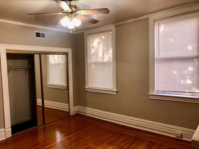 Building Photo - *** Amazing Shadyside Apartment * Walk to everything * Pet Friendly * Duplex Style Apartment * Lu...