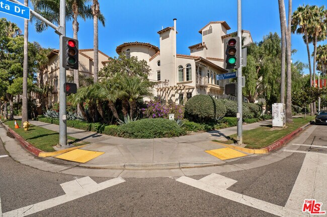 Building Photo - 5935 Playa Vista Dr