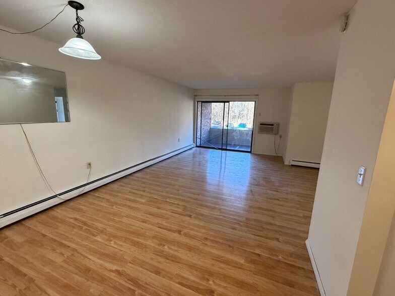 Building Photo - 565 Talcottville Rd