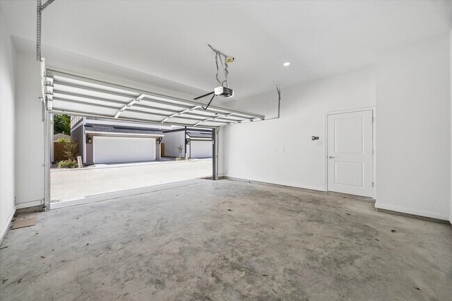 Building Photo - 206 Clark Rd