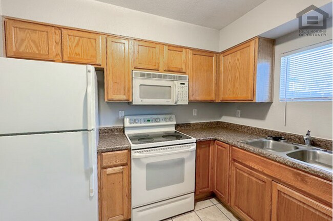 Building Photo - 1765 E Pepper Cir