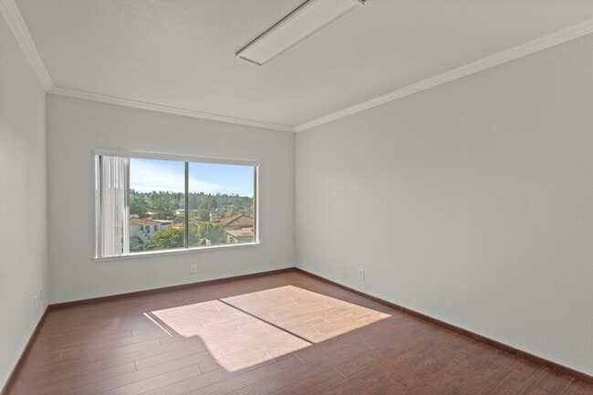 Building Photo - Stunning 2 bedroom *LAKE VIEW* condo for r...