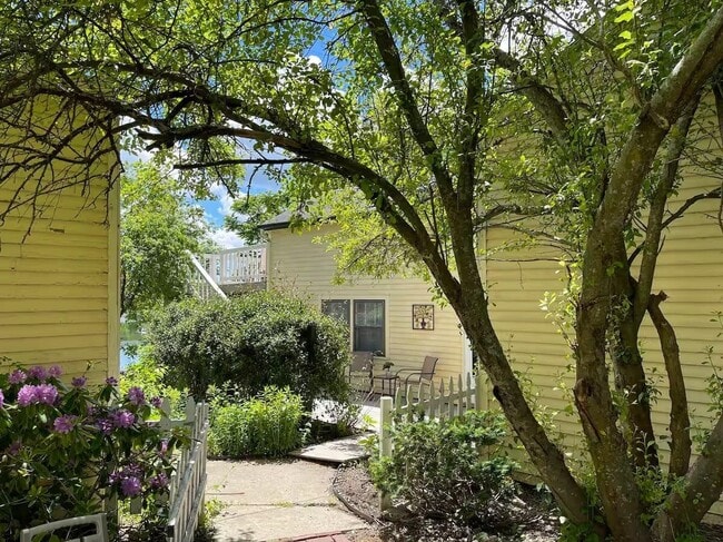 Building Photo - 172 Northwest St