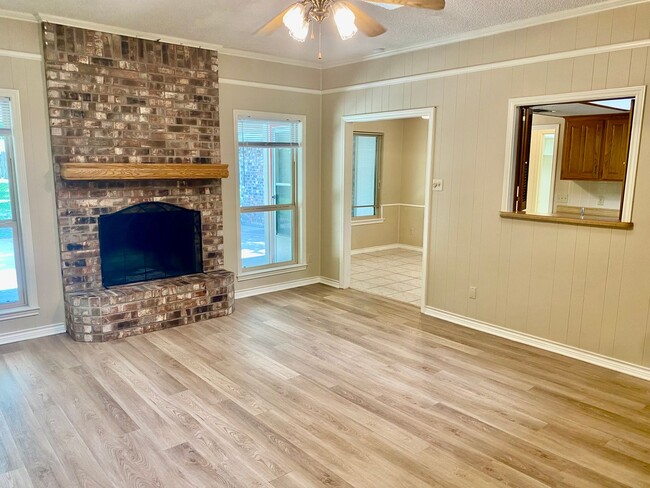 Building Photo - Lovely Home in Downtown Granbury