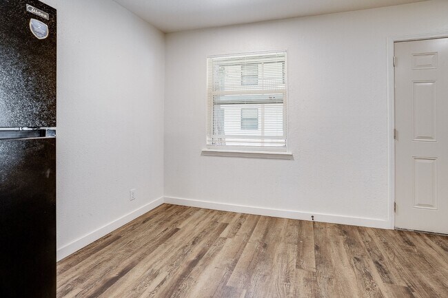 Building Photo - 1152 S Quaker Ave
