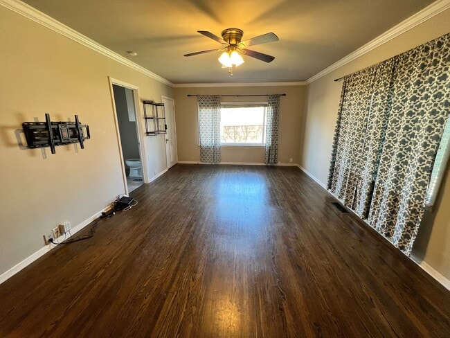 Building Photo - Beautifully renovated Midtown charmer