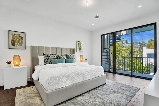 Building Photo - 1211 SE 1st St