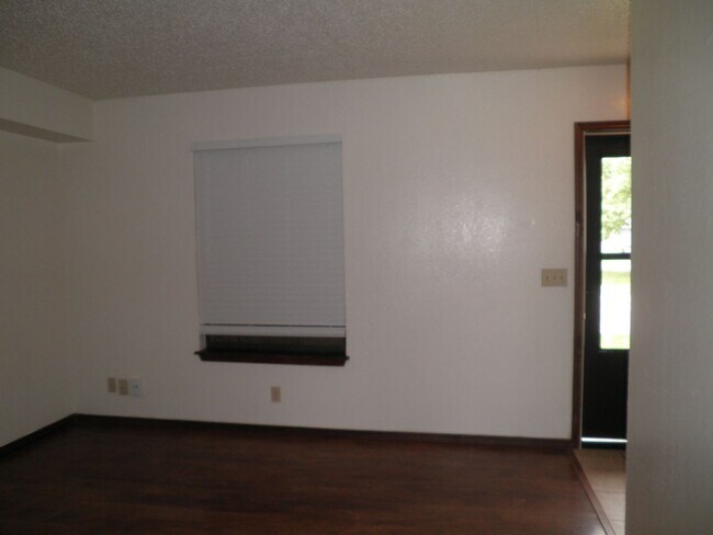 Building Photo - 224-226 Skylark Ct
