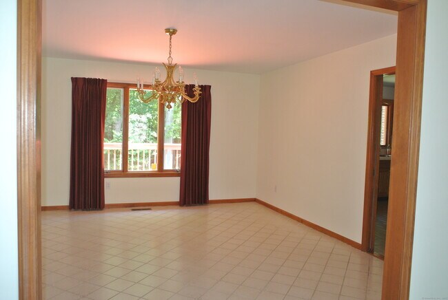 Building Photo - 302 Westwood Rd