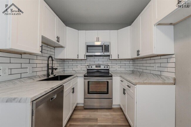 Building Photo - 2130 1/2 Ave H